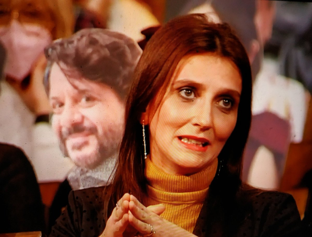 Mettere la sagoma di Lillo dietro <a href="/fraschianchi/">Francesca Schianchi</a> non aiuta molto a concentrarsi sull'argomento! #propagandalive #vardipuntata