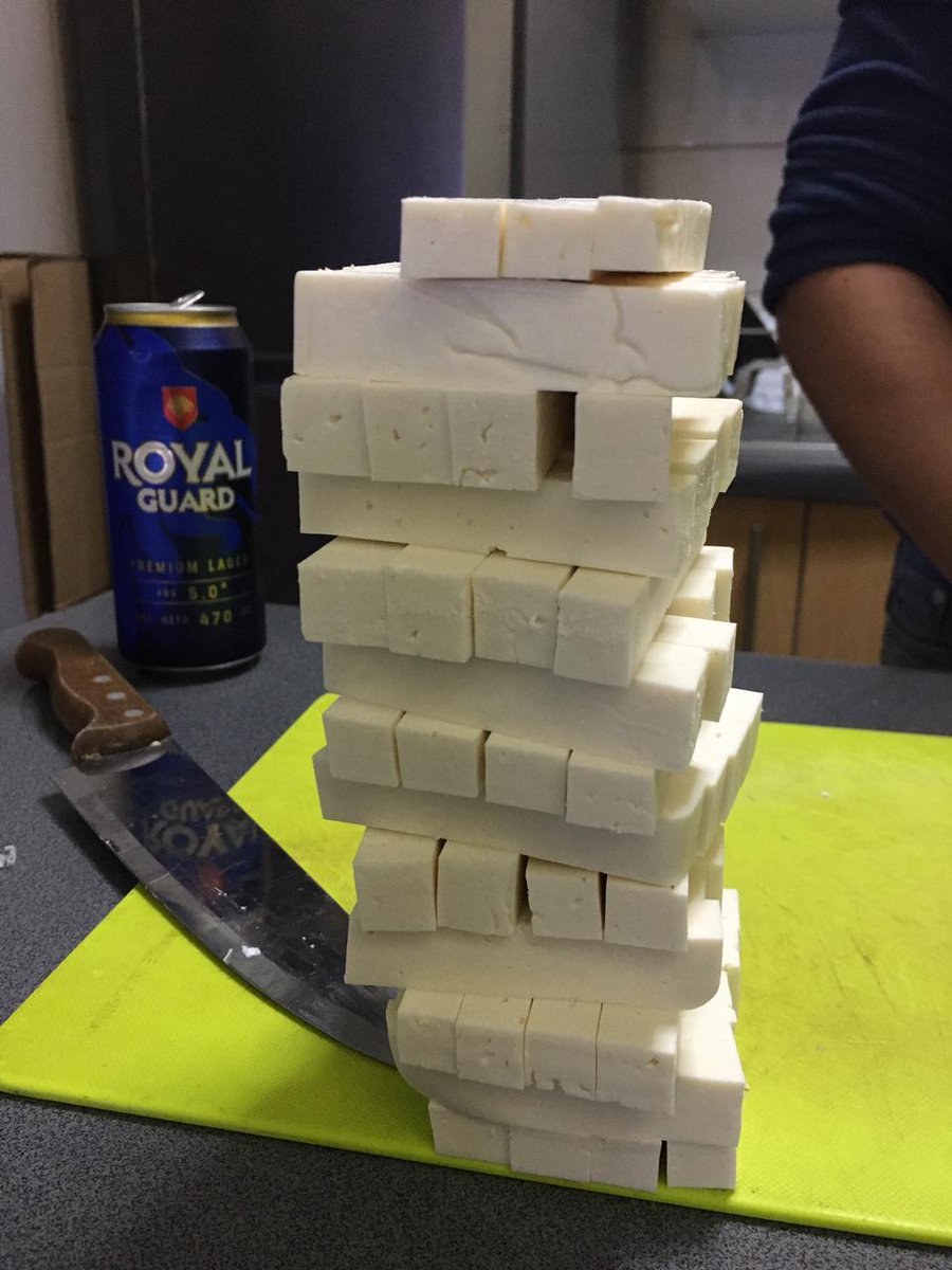 Reeeyyyyyyyyyyy's tweet photo. Así juegan jenga en los llanos https://t.co/S9RNaCvAjD