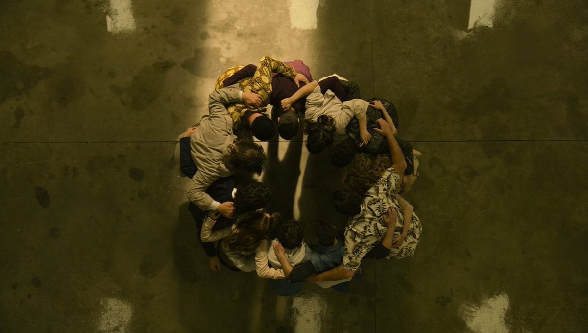 chrisarauz_'s tweet photo. Muy épico el final de La Casa de Papel. Muy a la altura de la serie. 
Alicia Sierra y Berlín son superiores, definitivamente mis favoritos, cada escena de ellos es icónica. #LaCasaDePapael5 

#LCDP5  #LCDPFinal https://t.co/hn4H6wgKgD