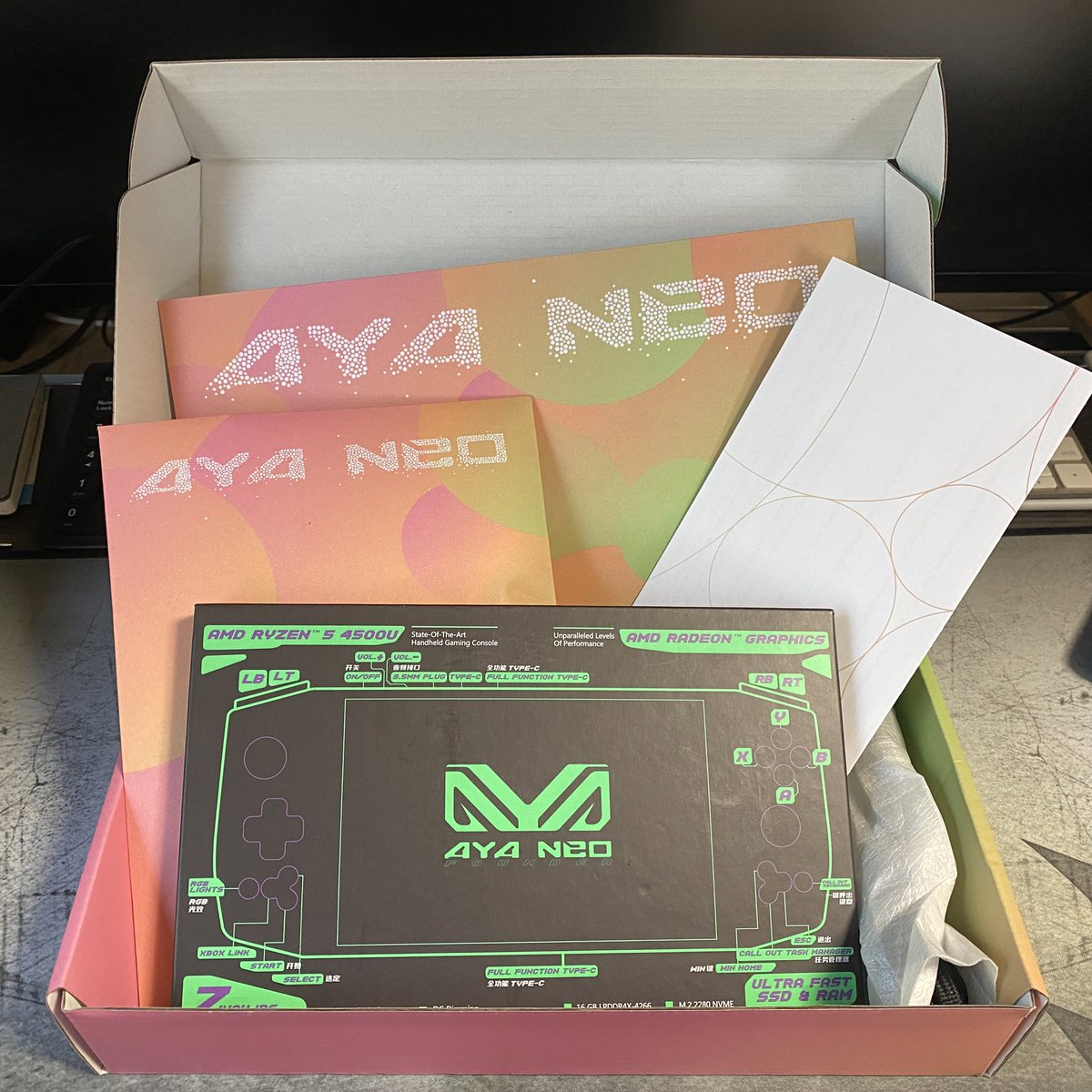 SpaceNinjaXXX's tweet image. #AYANEO2021PRO #RETROPOWER バージョン届きました

箱内のデザイン、めちゃかっこよい
大量のおまけの中には、なぜかエヴァのステッカーがw