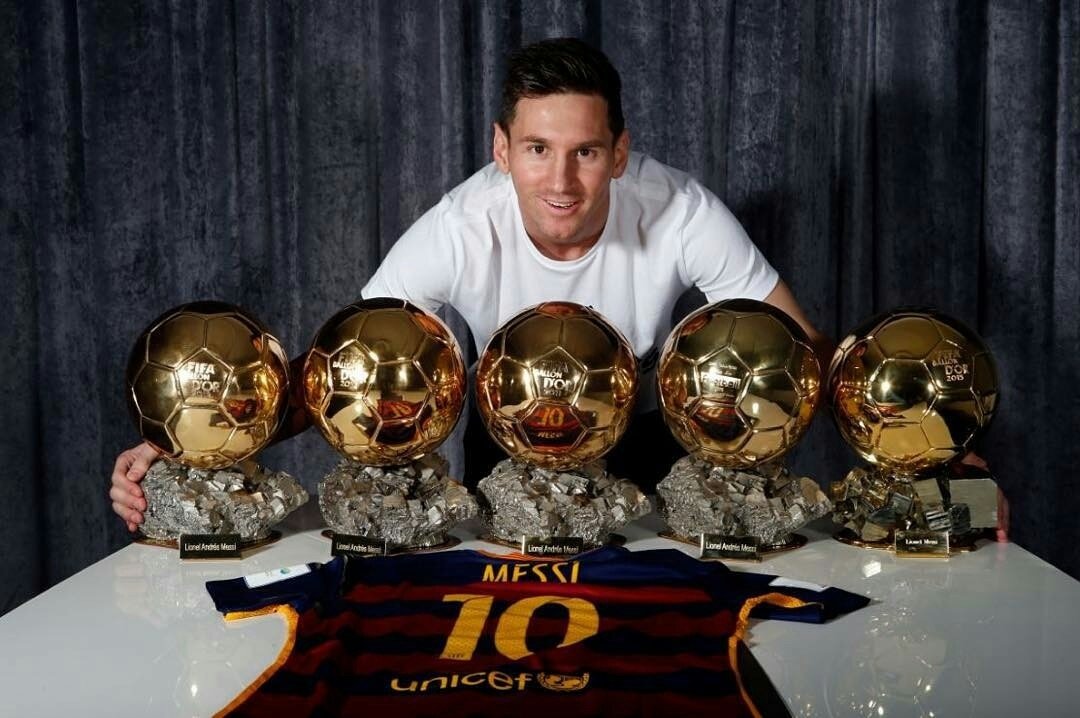 messizete30's tweet photo. O tempo passa, e as Bolas de Ouro só aumentam 👽 https://t.co/sNWBPCqt2Q