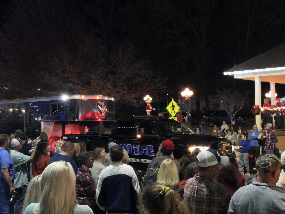 OxfordPolice's tweet photo. The OPD Mounted Unit was invited to participate in the Water Valley Christmas Parade! 🚔🐎 https://t.co/aslNpXpxXs