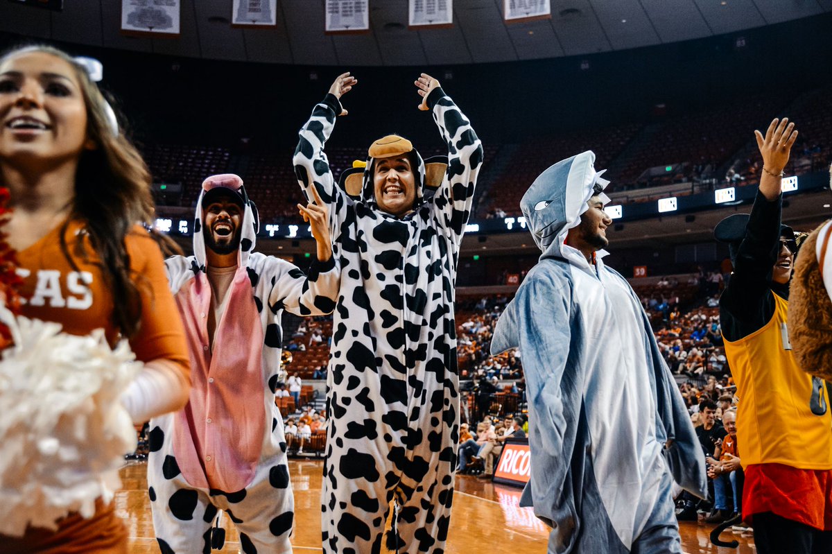 CoachBeard's tweet image. Thank you TEXAS STUDENTS and @TexasWranglers for a great game before break! 

#UniteTheFamily 🤘🏽
