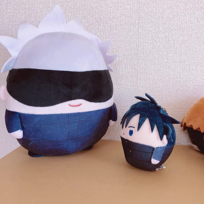 「先生!先生!」「わかんないとこ教えて!」「しゃけ!おかか!」
「はいはいみんな順番にね〜」

…スッ  「ゴジョウ先生…」
「(みんながはけた後に来るタイプだね…♡)」 