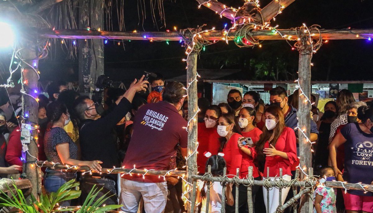 AytoCancun's tweet photo. En presencia de la Presidenta Municipal @MaraLezama y Autoridades Municipales se lleva a cabo el Encendido Inaugural de la Villa Navideña de la #SM95, un espacio recreativo para las familias #Benitojuarenses en donde pudieron disfrutar de show navideño, pastorela y más. https://t.co/IyZKk6PpIg