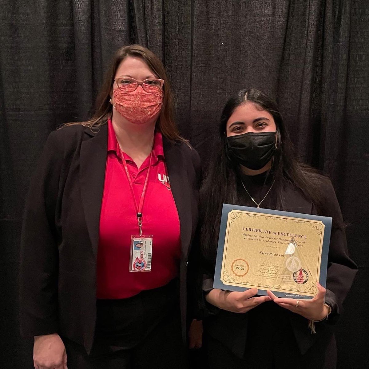 bmfphd's tweet photo. It was such an honor to present the UIW Department of Biology Mission Award to my research student, Najwa Faiz 🎉 I’m beyond proud of her and the rest of my #uiwfordlab students; we had an amazing semester ❤️🖤 #uiwpride #undergradresearch #womeninstem @uiwcardinals @UIWBiology https://t.co/GIYSx4fAXm