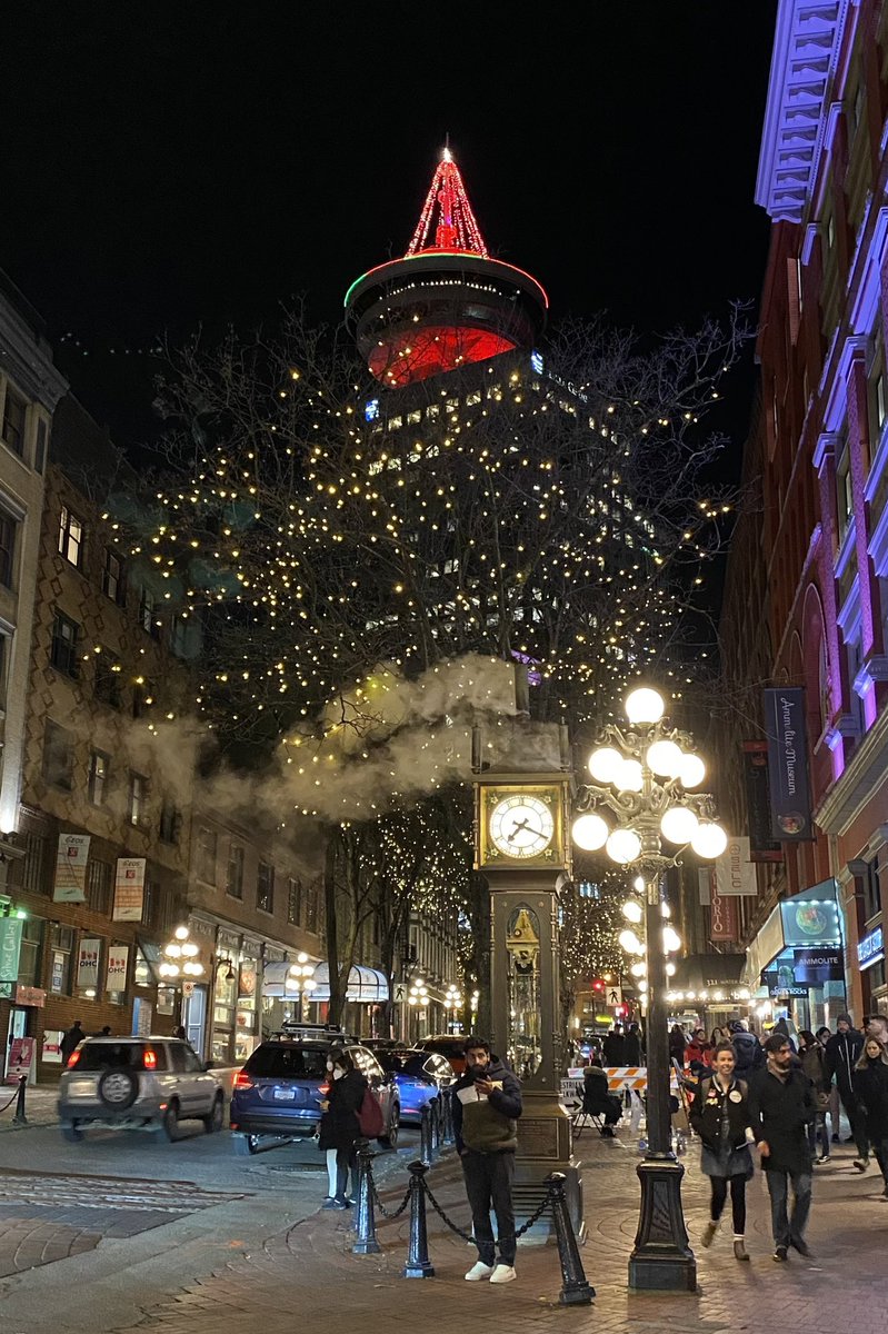 Feeling festive (and busy) in #Vancouver’s #Gastown on this first weekend of #December with a bit of a chill in the air after a mild few days!

#ShareYourWeather #SteamClock #HarbourCentre #YVR #YVRwx #BCwx