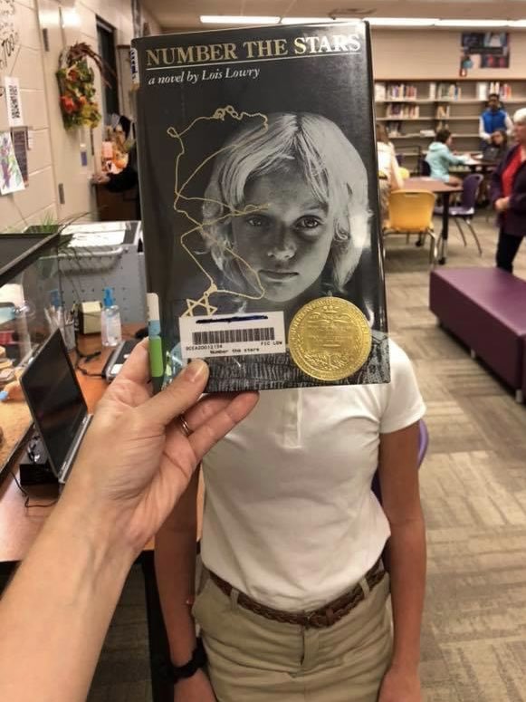 loudbibliophile's tweet photo. Happy #bookfacefriday📚😃 https://t.co/3OihHunWiD