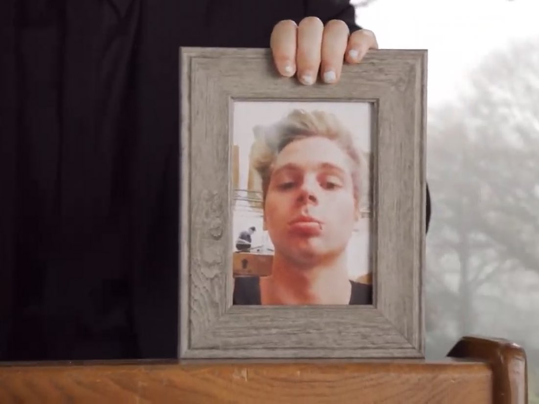 5sosthinker's tweet photo. NO
 #5SOSThe10YearCelebrationShow https://t.co/Fwl0pI6zXF