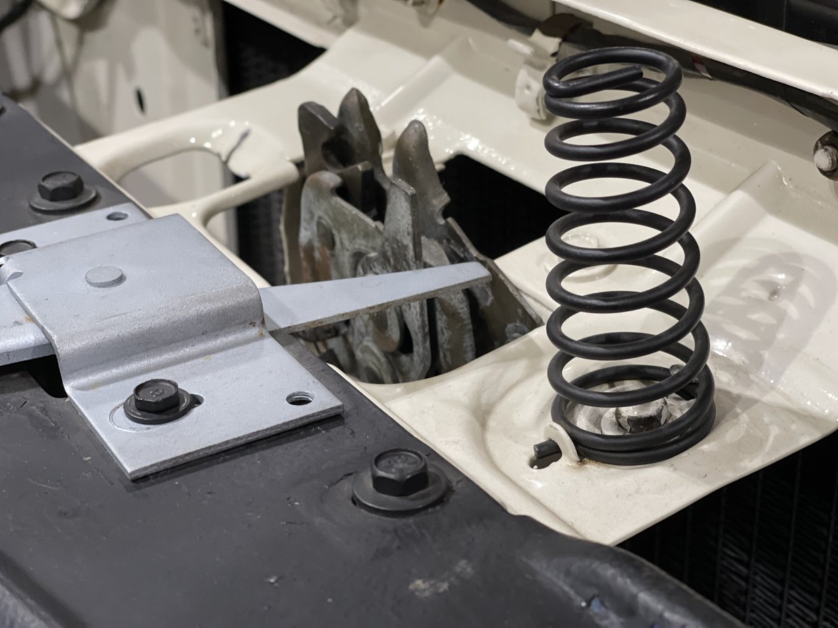 mecum's tweet photo. Time for a close-up! Any guesses on the make and model?

Post it in the comments and check back later for the answer...

#MecumKC #VisitKC #KCMO #Mecum #MecumAuctions #WhereTheCarsAre https://t.co/GV8JyTFBkP