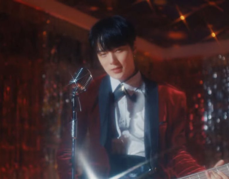 archivelmh's tweet photo. crushing on the bass player 😍 
#민혁 #MINHYUK https://t.co/08pentQsUM