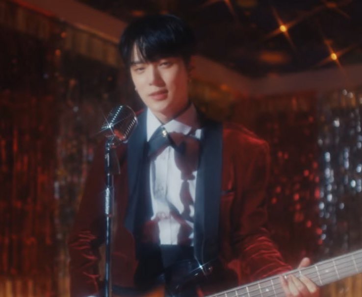 archivelmh's tweet photo. crushing on the bass player 😍 
#민혁 #MINHYUK https://t.co/08pentQsUM