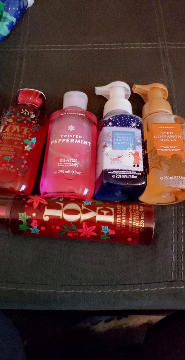 NoteBooksRS's tweet image. I got my twitter account for Runescape ☺️ ♡ Not a runescape post but of course an early Christmas gift that I recieved from my fiance&apos;s mom and I had to open it because I knew it was from Bath &amp;amp; Bodyworks.❤