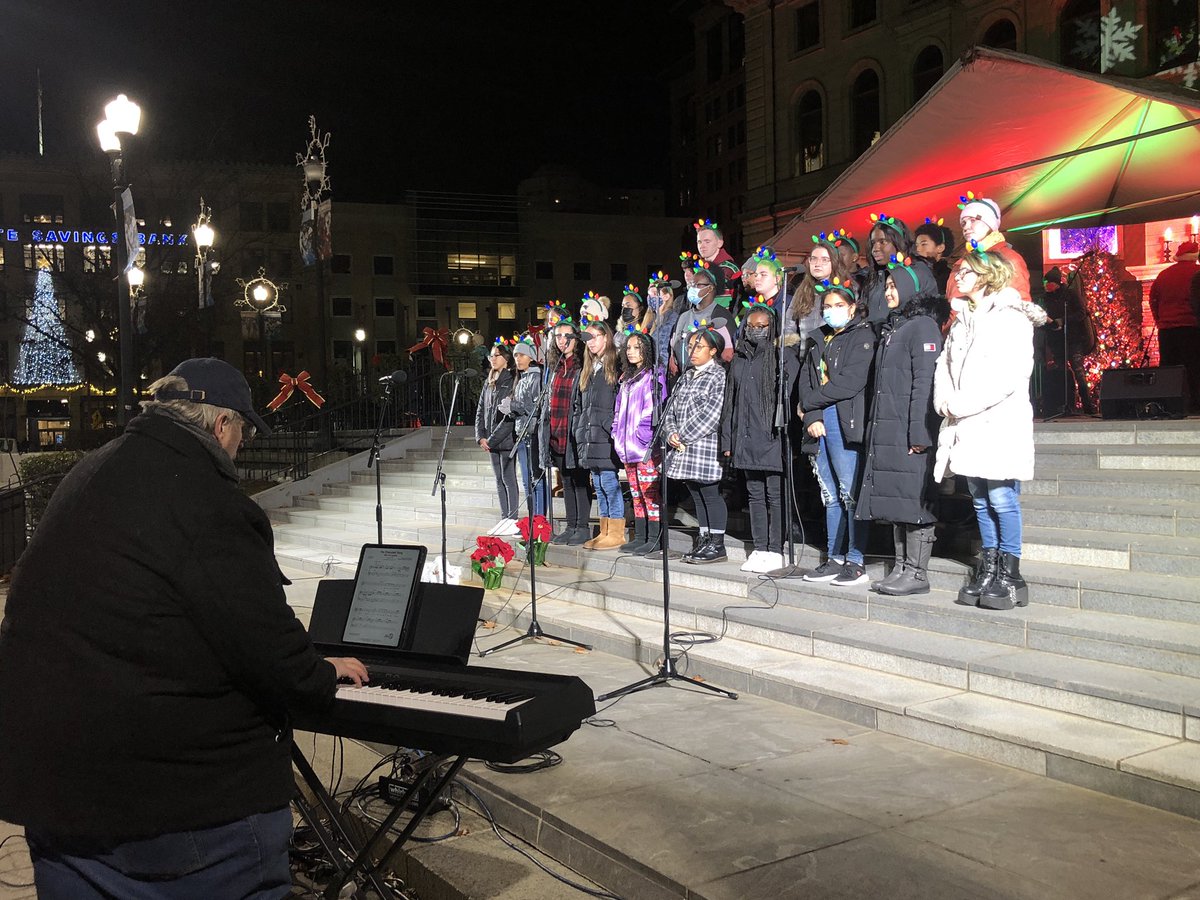 WPSPerformArts's tweet photo. What a great night! Thank you #SouthHigh and #BurncoatHigh for singing in the season! https://t.co/rGBPGPRYZ0