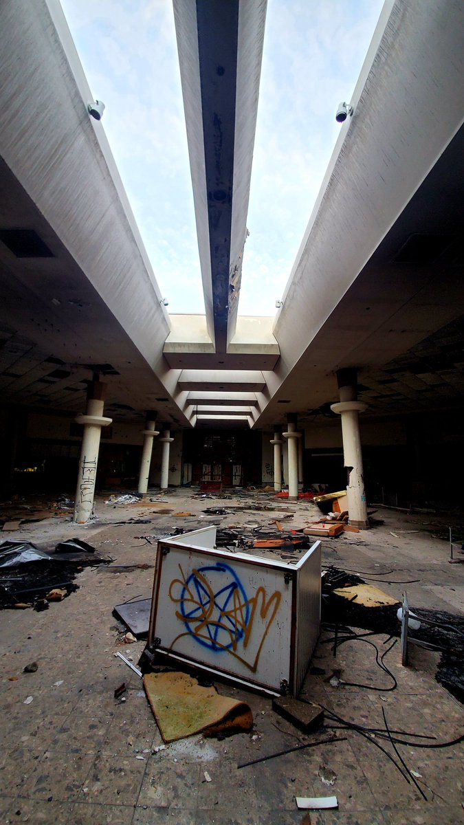 Post-apocalyptic dead mall #abandoned #explore #shopping #Retail #exploring
