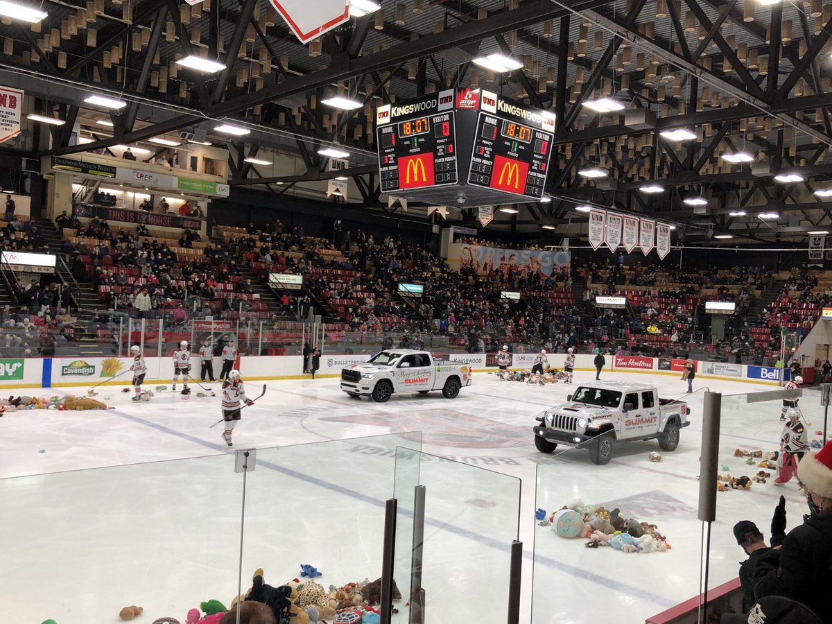 ⁦<a href="/UNBMHockey/">UNB Men’s Hockey</a>⁩ well that didn’t take long #teddybeartoss