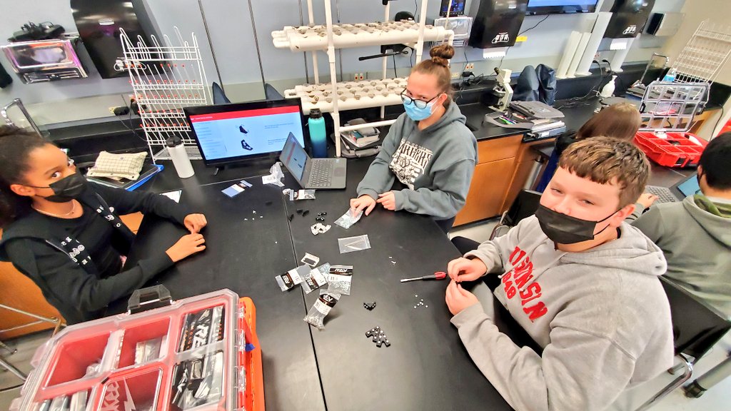 dotsciguy's tweet image. Building robots w/ @StFrancisSDWI Ss and @FIRSTweets #ClassPack and @REVrobotics #edu kits. #omgrobots #STEM #stemed #STEMeducation #freightfrenzy