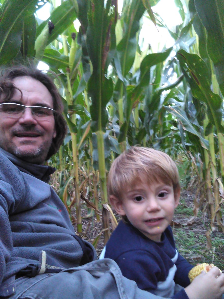 Ing Claudio Bosco (@boscoclau) on Twitter photo Hola, Soy Claudio Bosco, Ingeniero Agrónomo, asesor en cultivos agricolas. Como para muestra basta un botón, te paso las fotos en la que estoy con mi hijo, que me suele acompañar en mis recorridas. 
Pensas que si trabajo en un medio toxico lo expondría a esto?
#BastaDeMiedos Hola, Soy Claudio Bosco, Ingeniero Agrónomo, asesor en cultivos agricolas. Como para muestra basta un botón, te paso las fotos en la que estoy con mi hijo, que me suele acompañar en mis recorridas. 
Pensas que si trabajo en un medio toxico lo expondría a esto?
#BastaDeMiedos