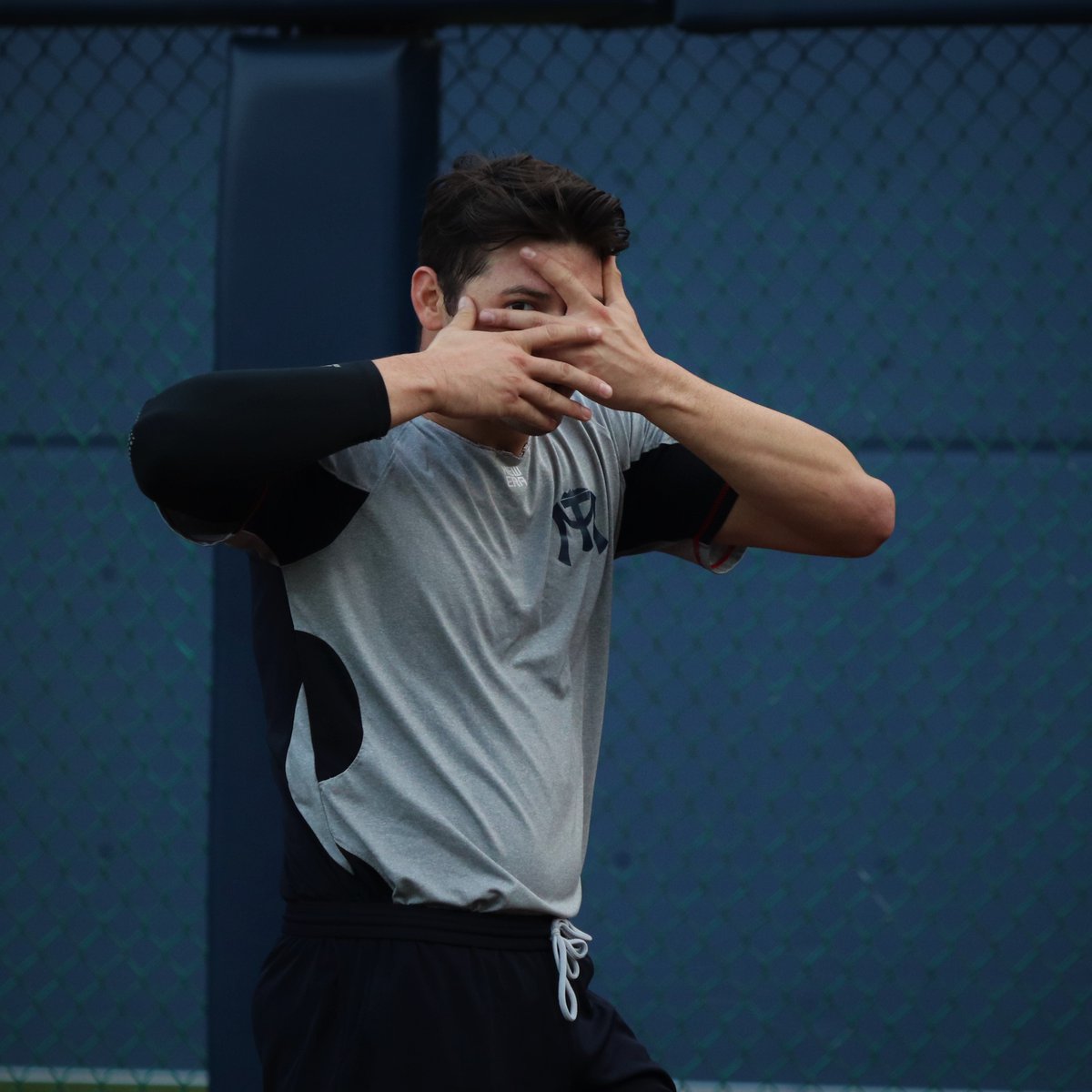 SultanesOficial's tweet photo. Peekaboo...... Hoy es #GamezDay ⚾️
#InviernoSultán ❤️⚾️ https://t.co/cmueuyqG0C