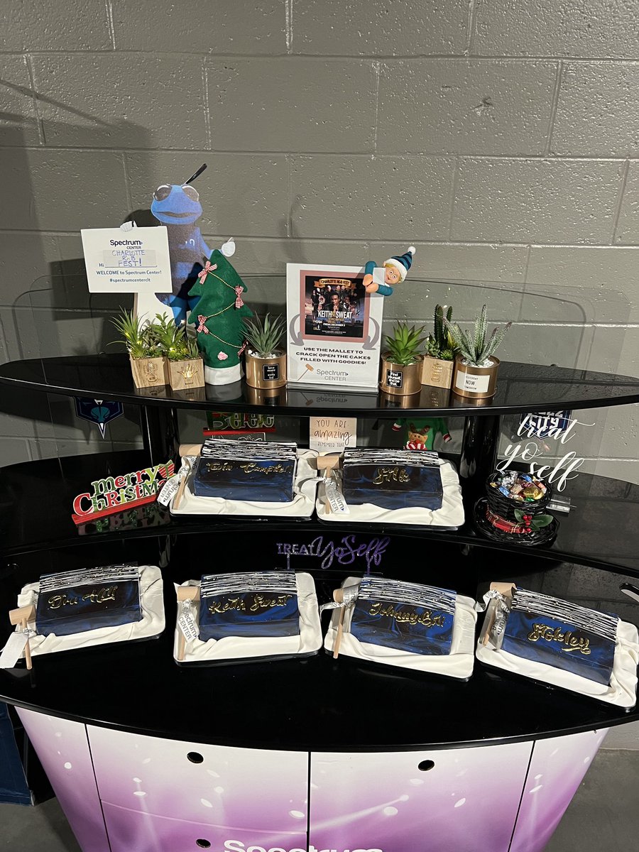 spectrumcenter's tweet photo. Tonight will be GREAT! 🎶🎤Welcome Charlotte R&amp;B Fest!!!!!🔥✨ It’s time to Treat Yo’ Self! 🎂👑

🎂: @WowFactorCakes 

#SpectrumCenterCLT https://t.co/G4r6WWTYlW