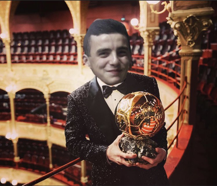 src_foot's tweet image. Même pied fort, même taille, pas la même hygiène, mais notre joueur @comte_71 succède à Lionel Messi et remporte son tout premier BALLON D’OR 🤩 

(On espère qu’il payera enfin un pot de bière ) 🍺