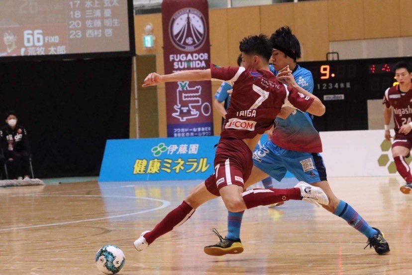Taiga___38's tweet photo. ずっと目標にしてたFリーグの舞台に立つことができました！
試合後トップの選手達が俺を見て笑ってくれたように、自分の実力はまだまだこんなもんじゃありません。
もっとFの舞台で暴れられるように日々の練習から頑張ります！
そして本当にたくさんの応援ありがとうございました！力になりました！！ https://t.co/z4Sl10xyrb