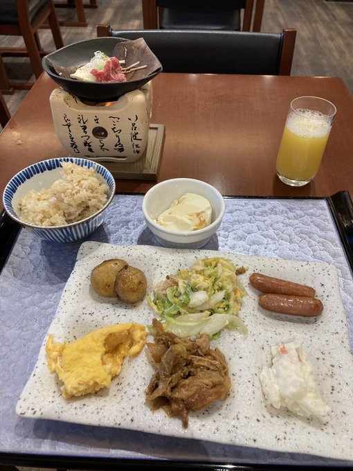 今朝は飛騨高山バイキング朝食を食べていざと思ったら思い切り雨…せっかくチャリ持ってきたのに…
しかもこの時期朝市では花は売ってないし…計画通りいかないね 