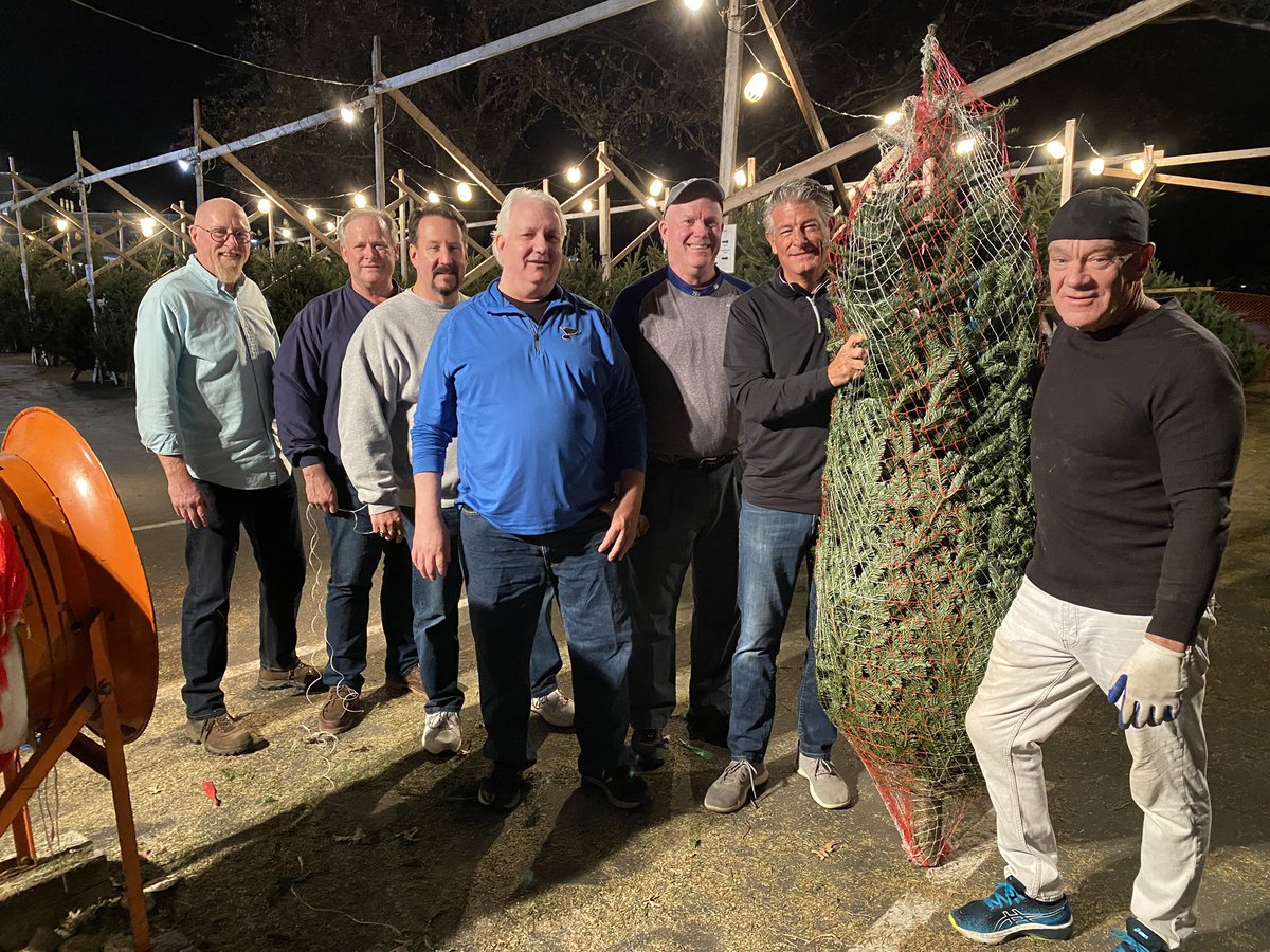 DeSmetJesuitHS's tweet photo. Thank you, #Classof1980 for working the #Christmastree lot tonight! 

Don’t forget to stop 233 N. New Ballas Rd to pick up your evergreens!

Open this weekend:
Friday until 8 p.m.
Saturday 10 a.m. - 7 p.m.
Sunday 12 noon - 6 p.m. https://t.co/CbUw30eTi1