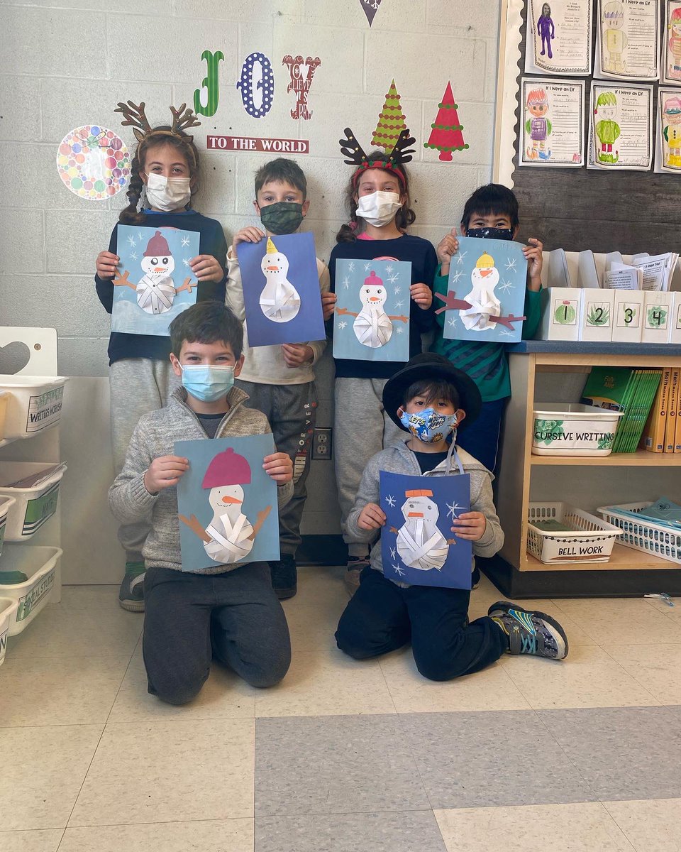 msbiernacik's tweet photo. Potbelly snowman craft today. ⛄️ Had so much fun creating these for our foyer display case ! ⛄️❄️☃️ #artists #snowman @SMCDSB_MRO https://t.co/OhWW0U9Cm4