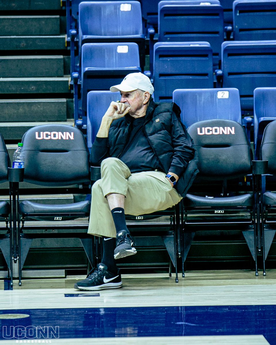 UConnMBB's tweet photo. Always an HONOR to have Coach Calhoun watch practice and spend time with our guys 🐐🏆🏆🏆⁣

#ThisIsUConn | #BleedBlue https://t.co/fCpxMu7zPP