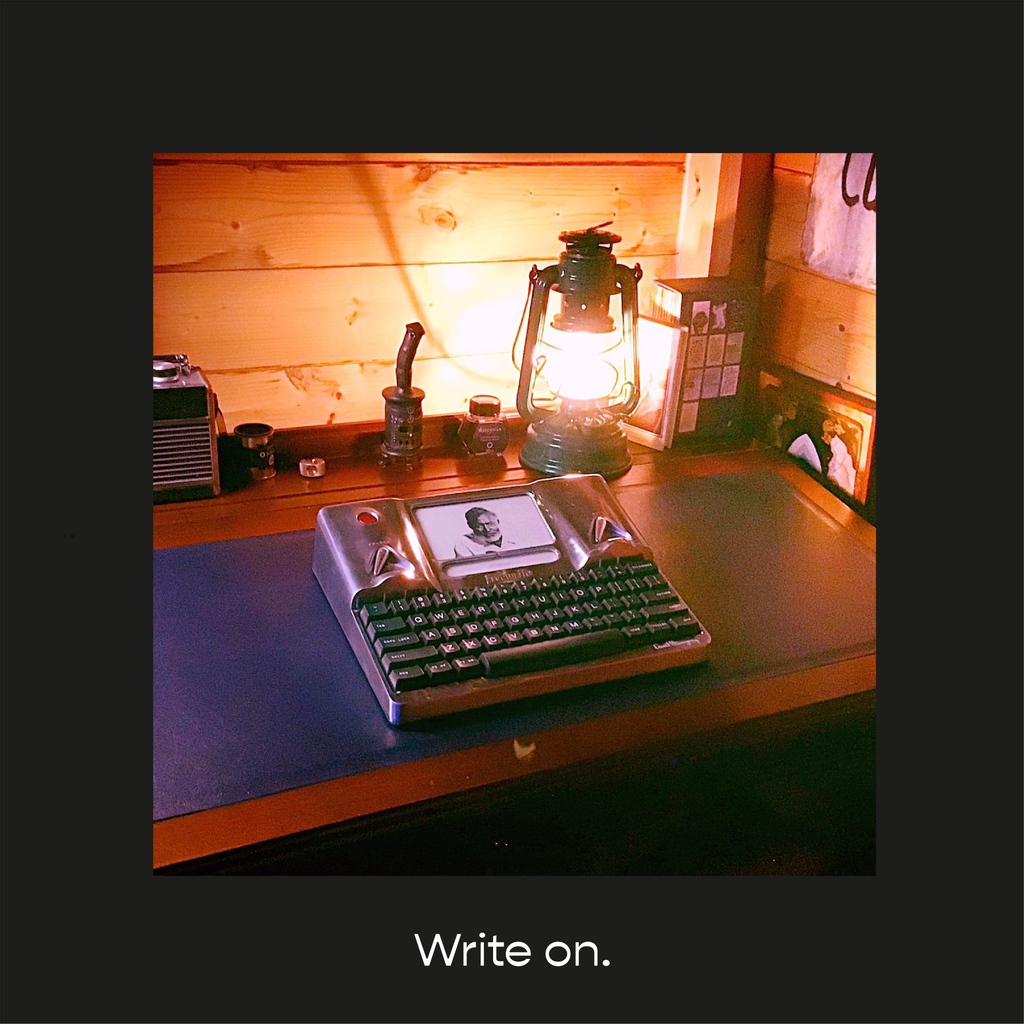 getfreewrite's tweet image. #Hemingwrite owners take writing adventures to a new level.

"Screen time is my life and I hate it... Until I got a Freewrite!... I experience less eye strain and more love of writing on my sailboat." -Chris S. 

Get Hemingwrite: getfreewrite.com/products/hemin…

(📷: Michael C.)