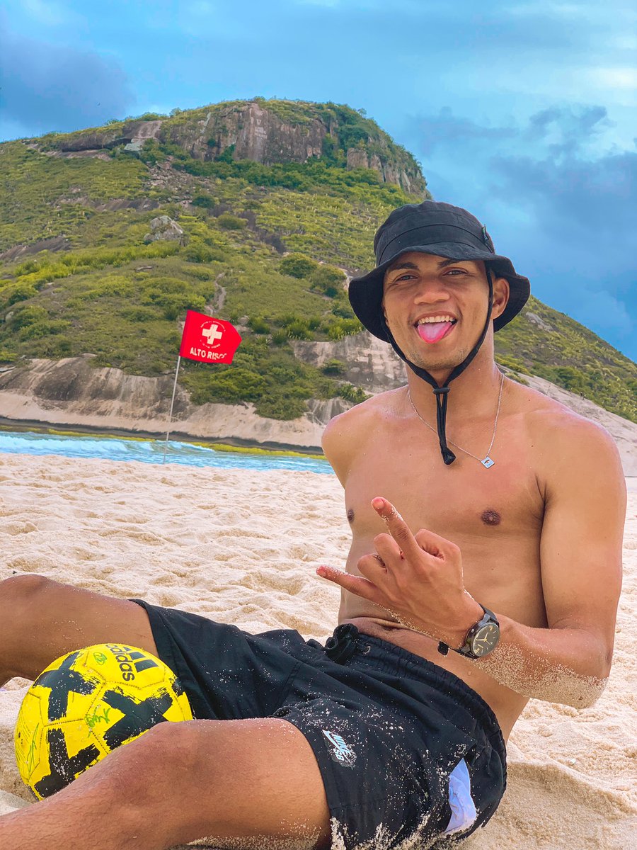 fox_thauan's tweet photo. Não existe nada melhor que curtir uma praia com os amigos e deixar que a natureza cuide de todo o resto! 🌴⚽️ https://t.co/MpTEn3CxWq