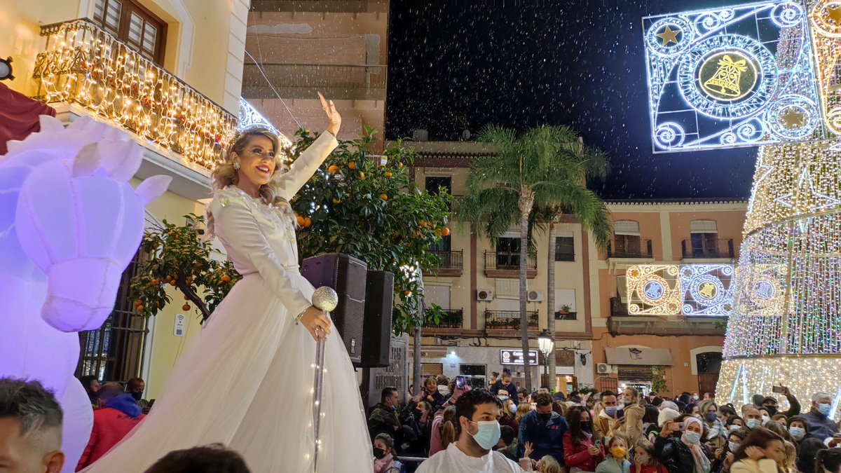 diariosexitano1's tweet photo. #Almuñécar saluda a  la Navidad con el encendido del alumbrado navideño 

El acto tuvo lugar en la céntrica plaza de la Constitución que estaba abarrotada de público.
https://t.co/xSkIHO7f1s
@CulturAlmunecar @AlmunecarAyto https://t.co/R2sqrVYhwK