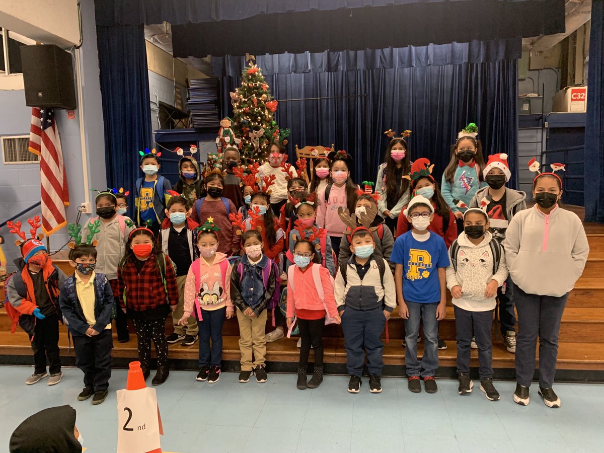 jjsa0319's tweet photo. Petersen’s 2nd day of Christmas, Christmas head band day! ⁦@KingPetersenWRS⁩ ⁦@principalbuie⁩ ⁦@PetersenHISD⁩ https://t.co/rOfyyh8Szz