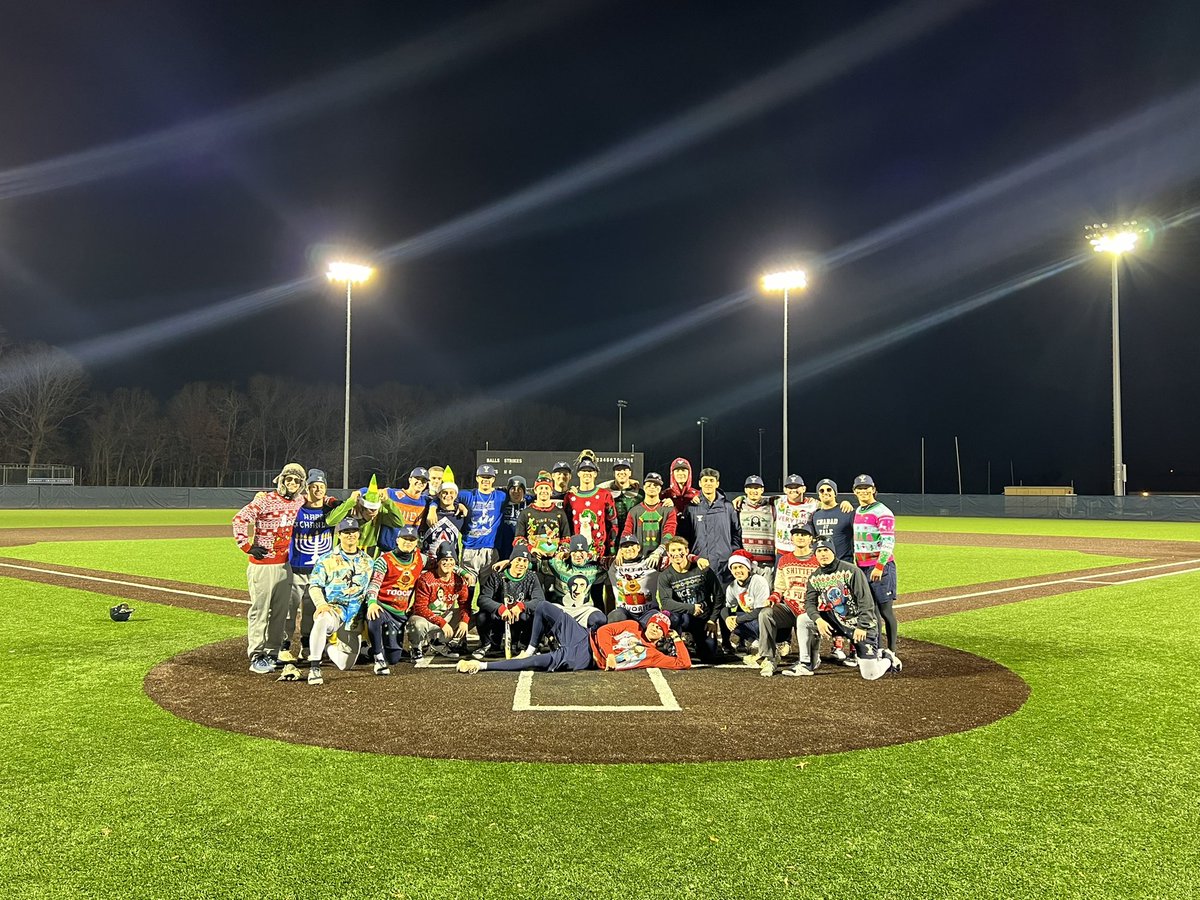 NCAABaseball's tweet image. Show us your ugliest sweater. 🤣

#NCAABaseball x 📸 @YaleBaseball
