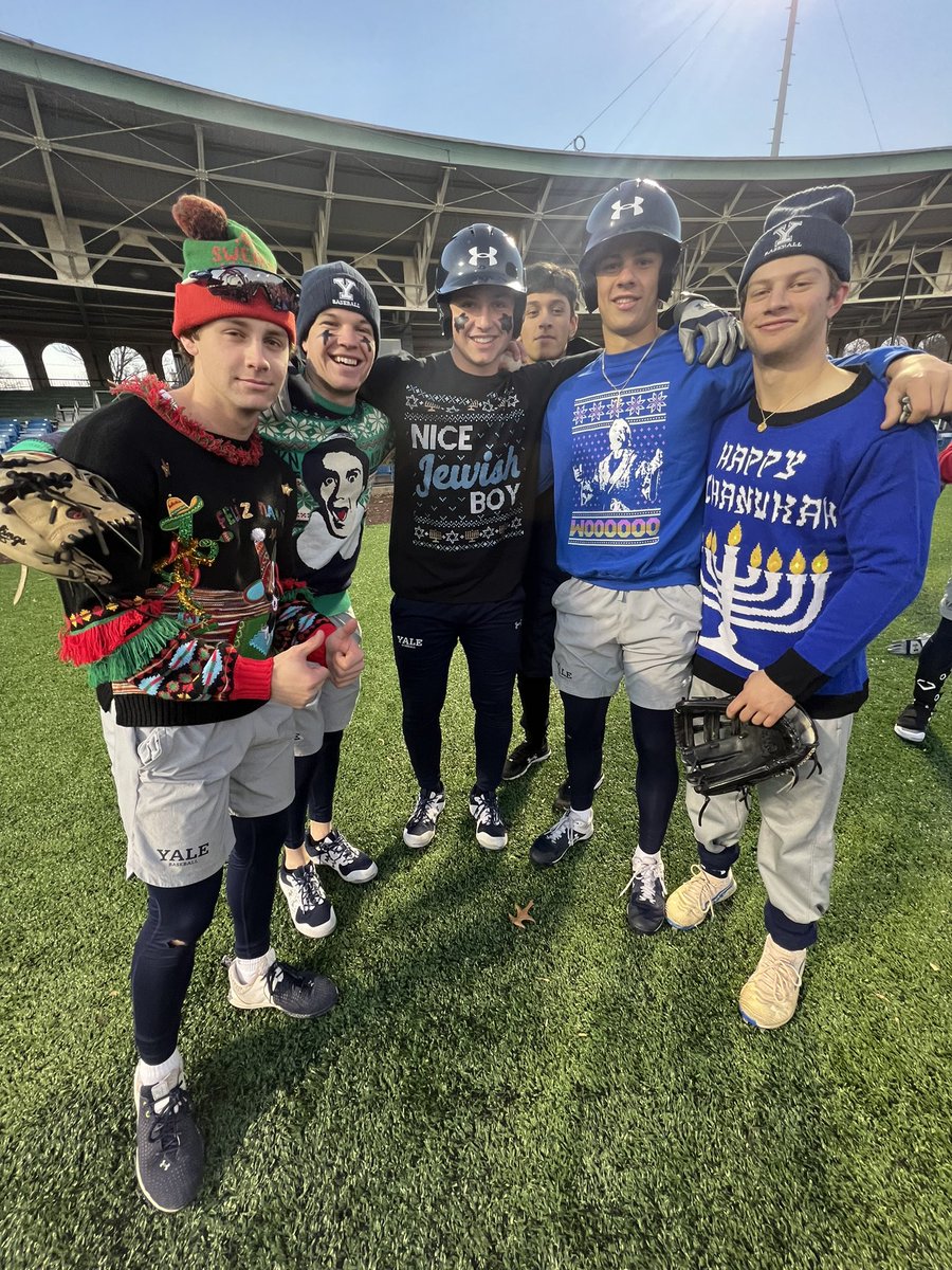 NCAABaseball's tweet image. Show us your ugliest sweater. 🤣

#NCAABaseball x 📸 @YaleBaseball