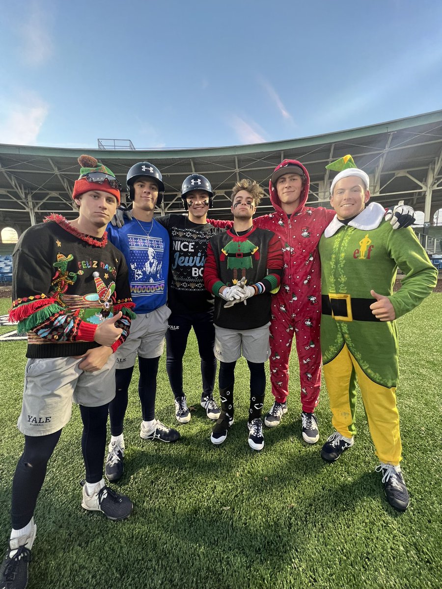 NCAABaseball's tweet image. Show us your ugliest sweater. 🤣

#NCAABaseball x 📸 @YaleBaseball