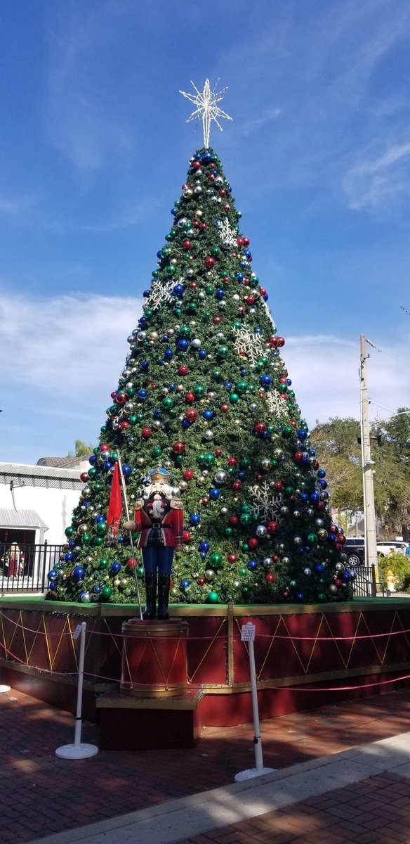 dbloccupancy's tweet image. The #ChristmasTree in Mt. Dora. #HappyHolidays2021