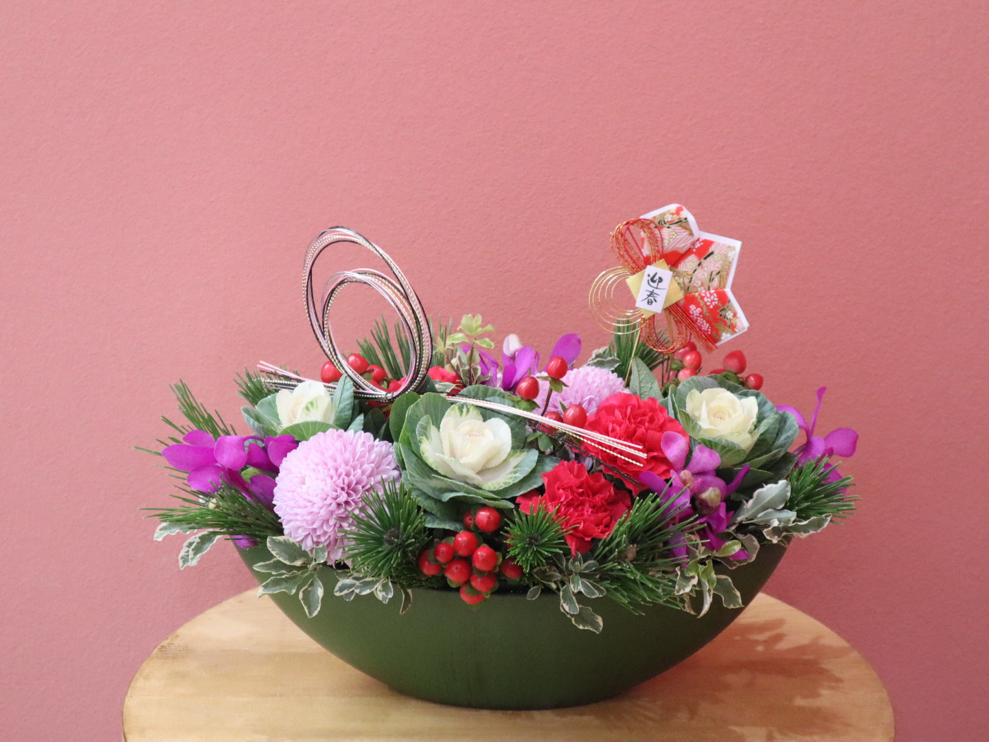 Meguruhana メグルハナ 稚内 22年お正月月花 新作アレンジ 幸 5500円 ワイドな器に葉牡丹 や蘭の花をふんだんに入れ込んだ 華やかアレンジ ボリューム感があるので 新年を迎えるのにピッタリですよ お正月アレンジ フラワーアレンジメント 花