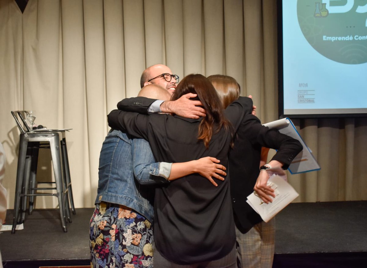 Queremos agradecer a todos los que nos acompañaron ayer en el evento de cierre de la 5ta edición de Emprendé ConCiencia.
En un encuentro lleno de emoción y alegría, los 15 equipos emprendedores presentaron los innovadores proyectos que estuvieron desarrollando en 2021.