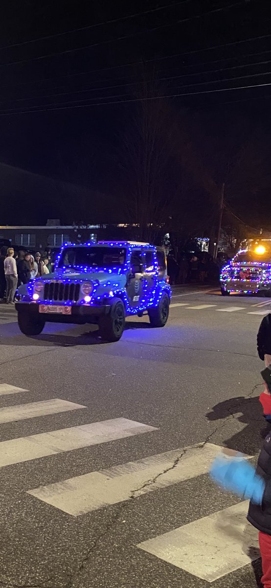 Bjeralds1's tweet photo. Hot Cocoa was necessary at the Sparkle Celebration and Parade of lights today in Freeport with @PremierTechNE & @JessRacine8 🥶!! @JGwithATT Giving Bluebell a stylish makeover. That should be the normal look from now on. #OurNE #OneNE #SigNE #SigNEture https://t.co/Bw1n0ynhgx