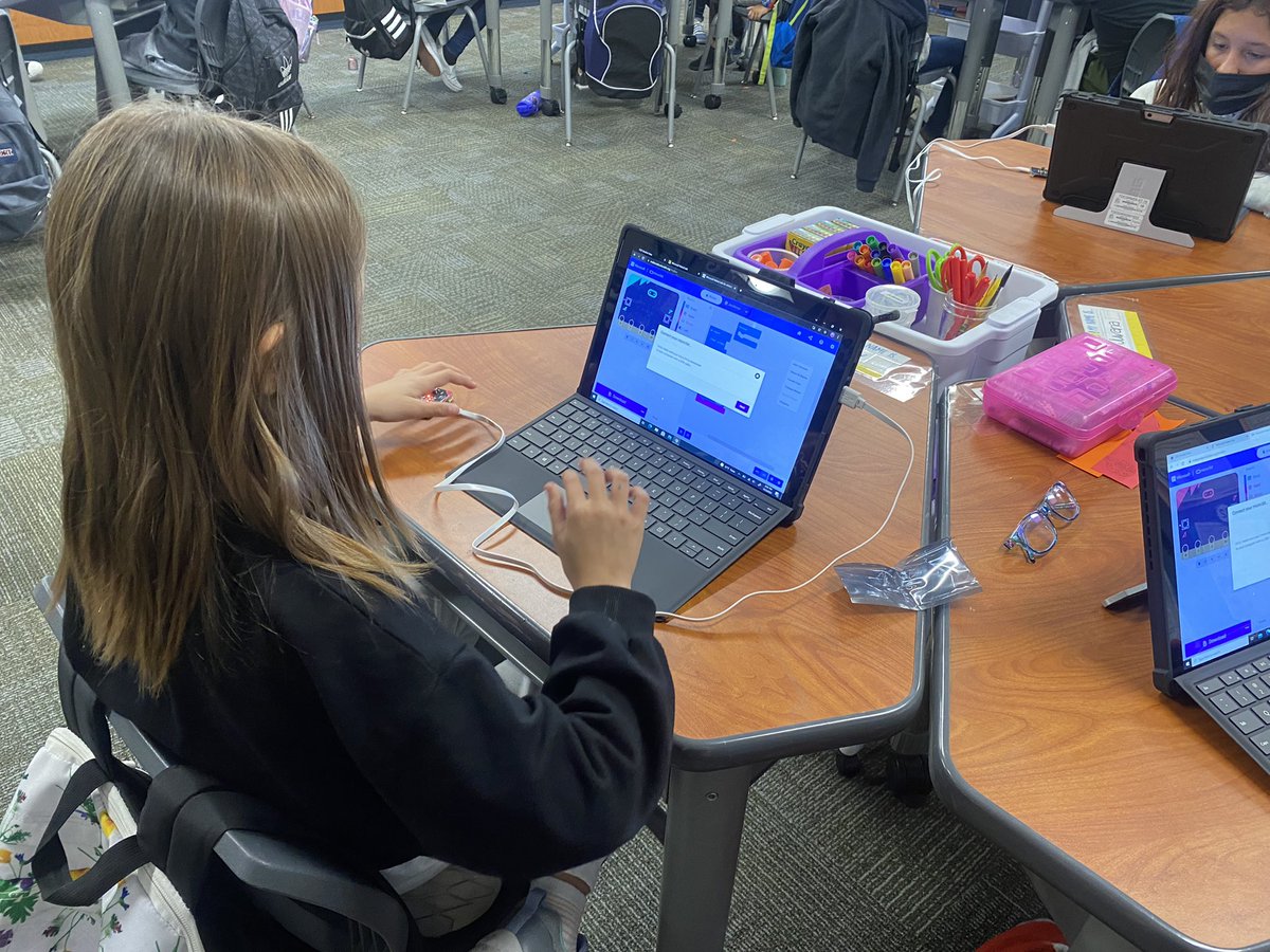 mrs_ashleyholle's tweet image. Such a fun afternoon with @MrDAlcala  leading my students in a computer science lesson. They had a blast learning about and coding microbits! What a great way to end our week! #ComputerScienceInAction #21stcenturyeducation @chaix_mike @joyce_kozyra