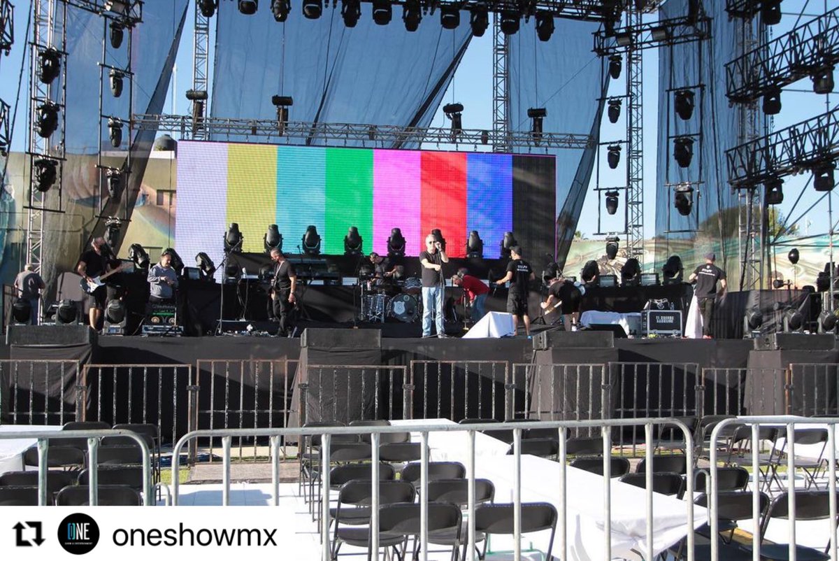 estamoslocosmty's tweet photo. @HombresG 🎸 afinando los últimos detalles en la prueba de sonido para el espectacular concierto 🎵 de esta noche en #nuevoestadioolimpicodequeretaro 🇲🇽📸@oneshowmx @DavidSummersHG @Dani_Mezquita @rafahg @JaviMolinaHG #yafaltamenos🙏🤩 #laesperatermino 😎#laesquinaderowland 🍻 https://t.co/v12gADbBk6