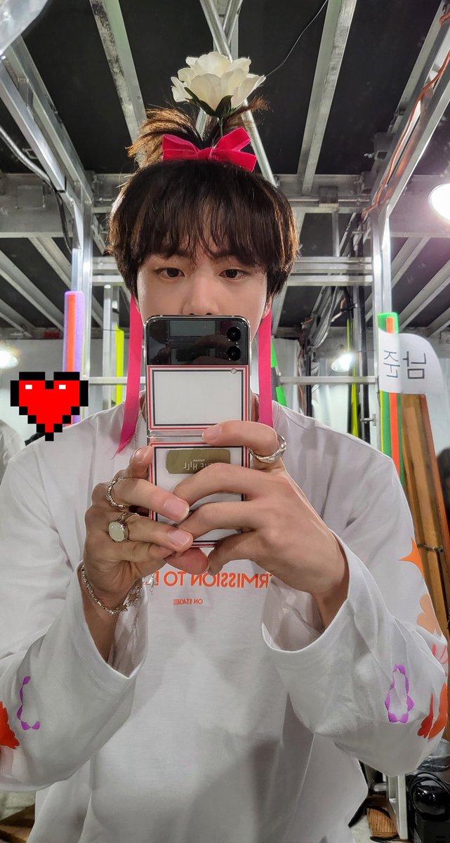 7army_bt's tweet photo. ジンさんお誕生日おめでとう😆🎉
長��だけど誰よりもはしゃいでふざけて、でも誰よりも頼りになってメンバーみんなに愛されてるジンさんが大好きです💜💜💜
いつもライブの髪型でもARMYを楽しませてくれてありがとう☺️✨
#JINDAY 
#HappyBirthdayJin https://t.co/jSSyaJQ5Tu