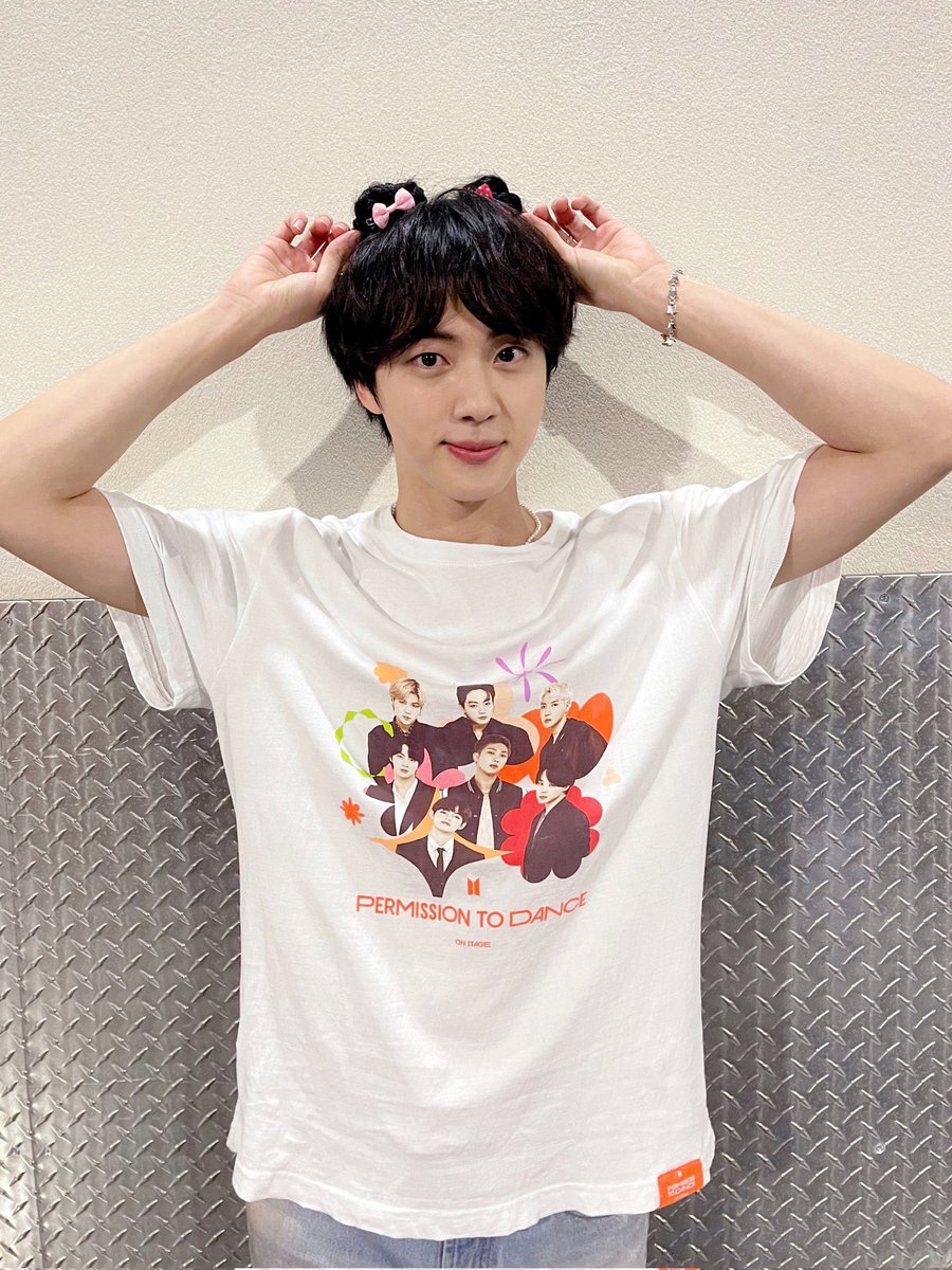 7army_bt's tweet photo. ジンさんお誕生日おめでとう😆🎉
長��だけど誰よりもはしゃいでふざけて、でも誰よりも頼りになってメンバーみんなに愛されてるジンさんが大好きです💜💜💜
いつもライブの髪型でもARMYを楽しませてくれてありがとう☺️✨
#JINDAY 
#HappyBirthdayJin https://t.co/jSSyaJQ5Tu