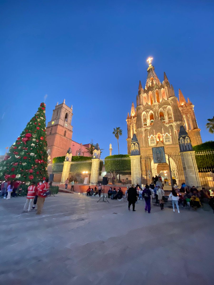 La navidad llegó a #SanMiguelDeAllende 🎄✨ Con el encendido del arbolito  navideño justo afuera de la parroquia 😍❤️ Ven este fin de semana a  conocerlo en familia 🥰 #ViveGrandesHistorias, image size:900x1200