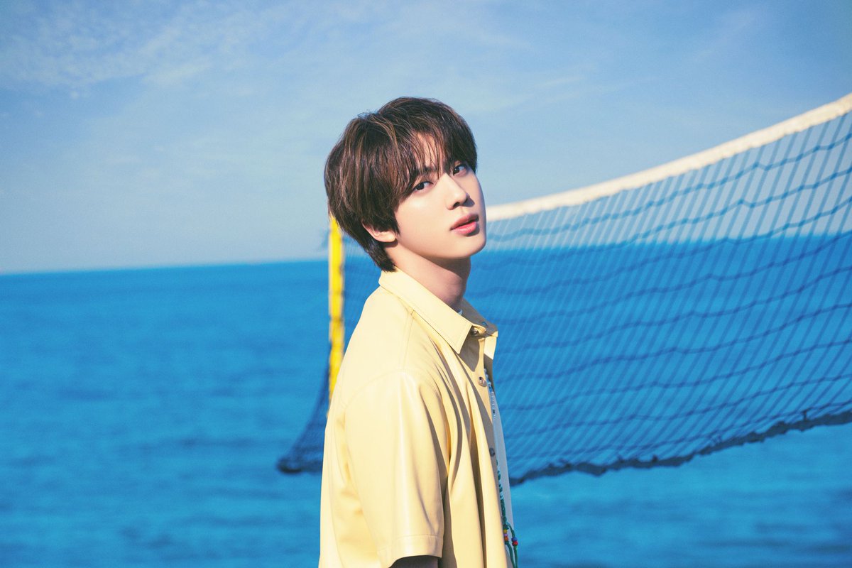 Elle80898603's tweet photo. Happiest birthday to Our world wide hamdsome. The most pure person with a heart of Gold💫😍He is the moon to us (earth)🌝♥️ I love you so much seok-Jinaahhh🥺💜The best  hyung ever #HappyBirthdayJin #ChefJin #JINDAY https://t.co/dHMWlaSBKV