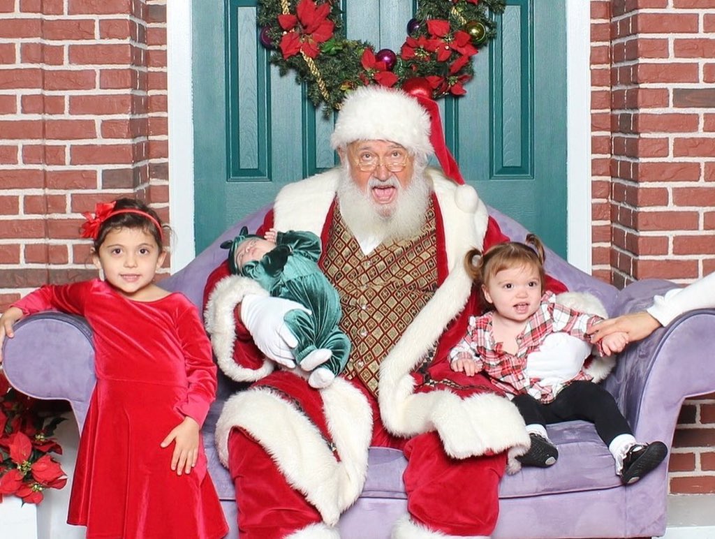 ✨ Happy Holidays from the Mannarino’s! {&amp; Santa 🎅🏻} ♥️🎄

#InstagramVsReality 🤪 
#Christmas2021
#WeTried
#SantasFace 🤣