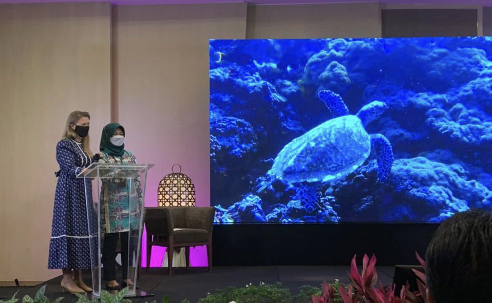 AmandMcLoughlin's tweet photo. An honour to launch the Ocean Account initiative with @BuTariPmk to help protect Indonesia’s coral reefs and rich marine life, as well as the many communities that depend on the ocean. Part of the UK’s Blue Planet Fund - Indonesia a priority country 🌏🇮🇩🇬🇧 https://t.co/ZcVsGnjtpc