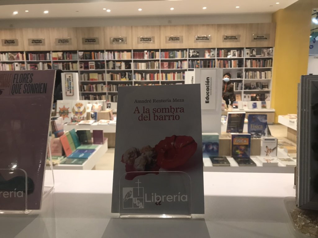 LaMoscaAzulsv's tweet photo. @hugogonzalez86, miembro de @LaMoscaAzulsv, acompañó a @AmndreRenteria en la presentación de su libro de relatos “A la sombra del barrio”. @indoleditores @LibreriaUca https://t.co/EUvjPidJXP